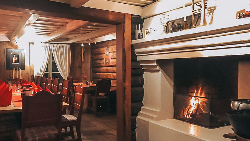 spisestue med bord, stoler og peis