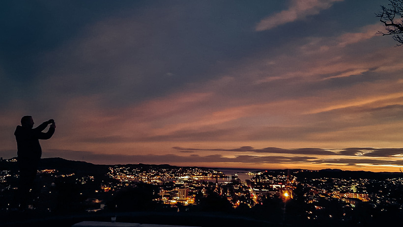 person tar bilde av byutsikt i mørket