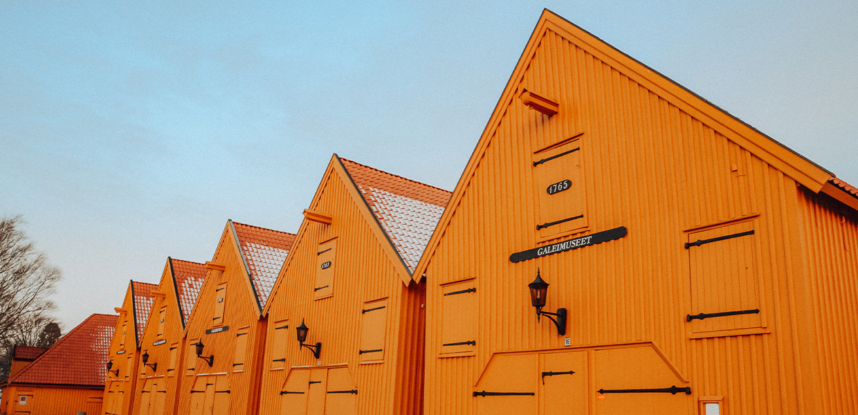 gule hus med blå himmel