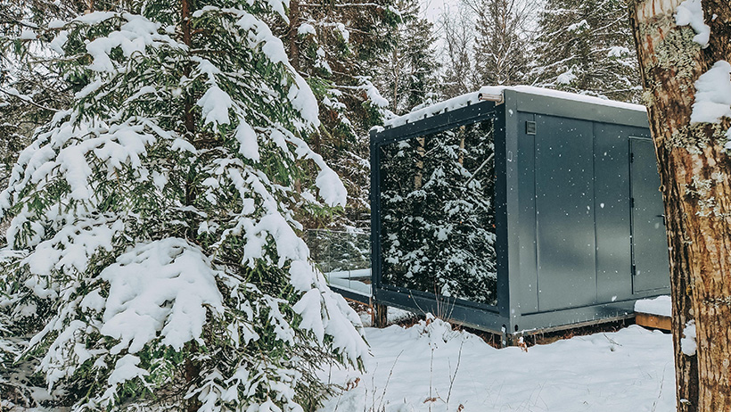 glasscontainer i snøvær på vinteren