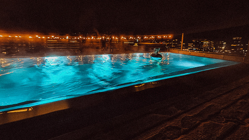 person svømmer i oppvarmet utendørsbasseng