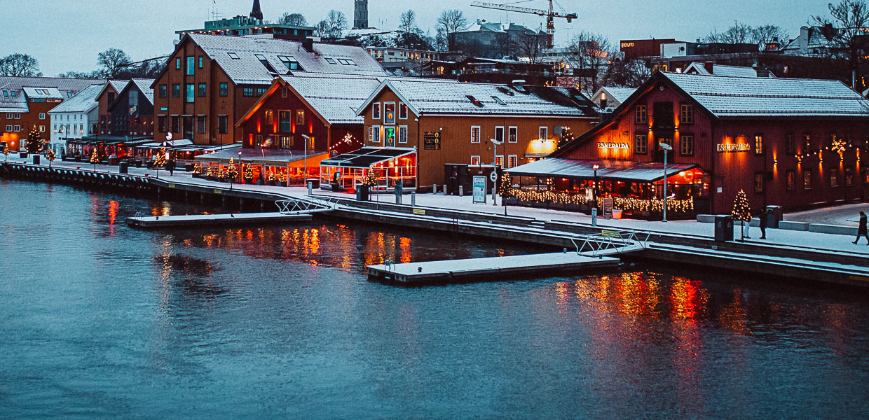 brygge i tønsberg med snø på vinteren